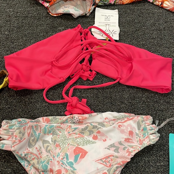 Tiare hawaii tags on bikini set multi bottoms plain top size medium - Picture 3 of 3
